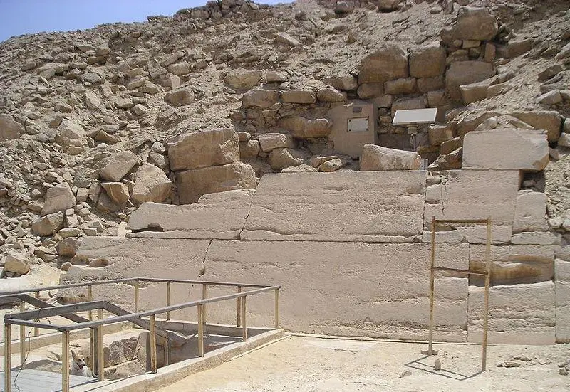 位於薩卡拉的烏納斯金字塔（Pyramid of Unas），距離吉薩主金字塔群僅32公里，不僅是古埃及第五王朝法老的陵墓，更因牆上留存著已知最早的金字塔銘文，成為考古與歷史愛好者必到的聖地。（來源：網絡）zhihu