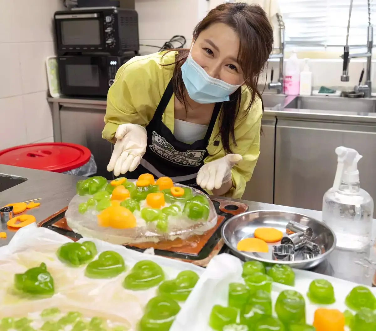 黃翠如在護理員指導下製作了環境豐容物「冰月餅」，特意設計 6 艘飛船造型，分送給盈盈、樂樂等 6 隻熊貓。(圖：海洋公園保育基金)