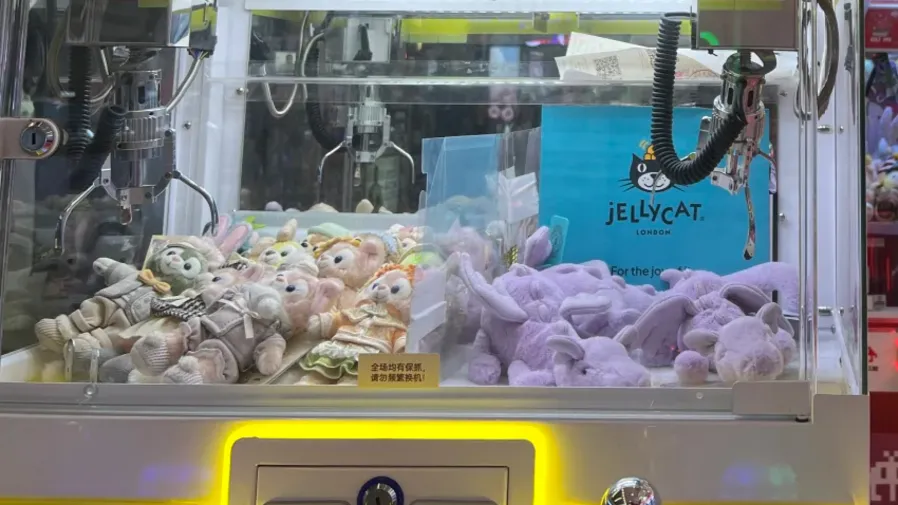 新加坡父子合力瘋搶夾娃娃機！盜走寶可夢卡牌等8項獎品，店主拒和解的封面圖片