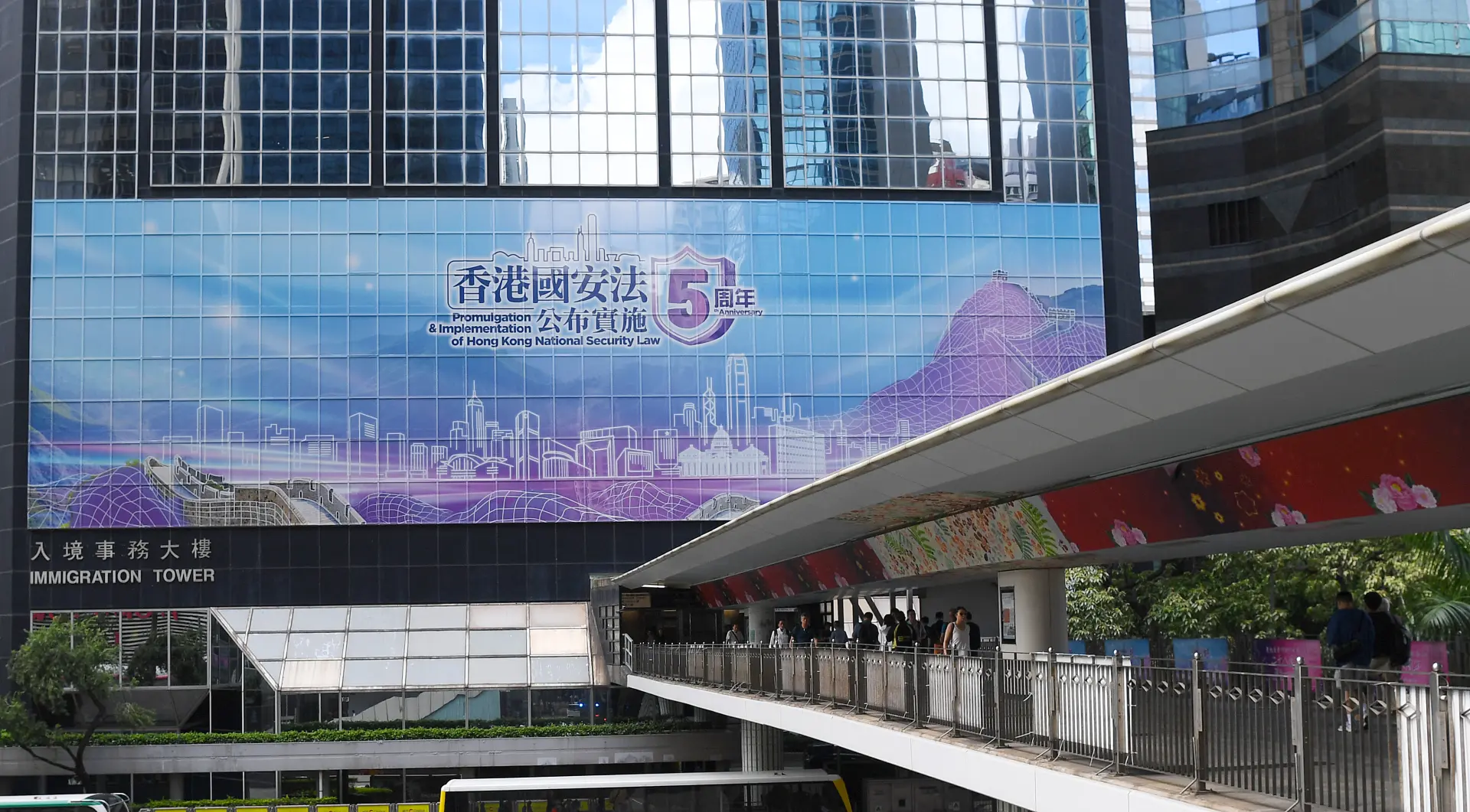 香港的繁榮穩定，從來不是理所當然。過去幾年「黑暴」肆虐、「攬炒」橫行的慘痛教訓猶在眼前。正是《香港國安法》的實施，才讓社會重回正軌，讓市民重享安寧。(圖：新華社)