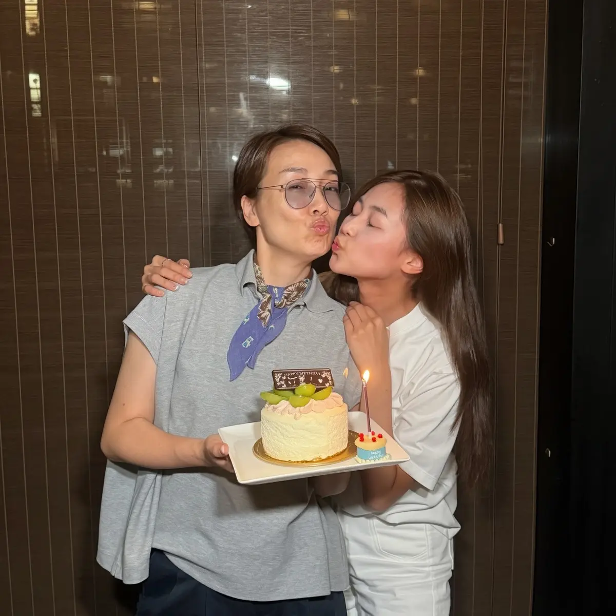 郭柏妍特意為江美儀準備生日蛋糕，二人一同對鏡嘟嘴賣萌，郭柏妍亦親暱靠在江美儀肩膀，舉止自然親密，畫面溫馨滿溢。(圖：網絡截圖)
