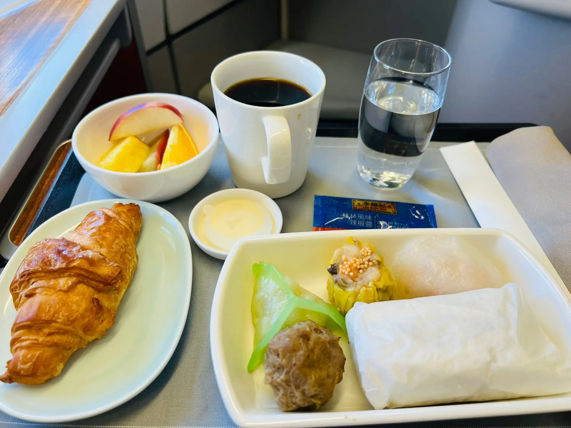 無論是地道港式滋味、與米芝蓮星級食府精心策劃的餐單，還是中國內地的多元風味，或靈感源自國泰航點的環球美饌，再配搭精選佳釀及茗茶等可口飲品， 國泰呈獻難忘餐飲體驗，為空中之旅錦上添花。(圖片：陳杰)