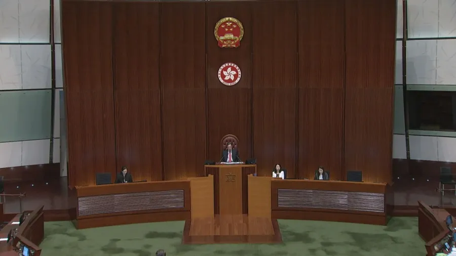 香港政府推部門首長責任制，陳國基回應公務員「唔做唔錯」質疑的封面圖片