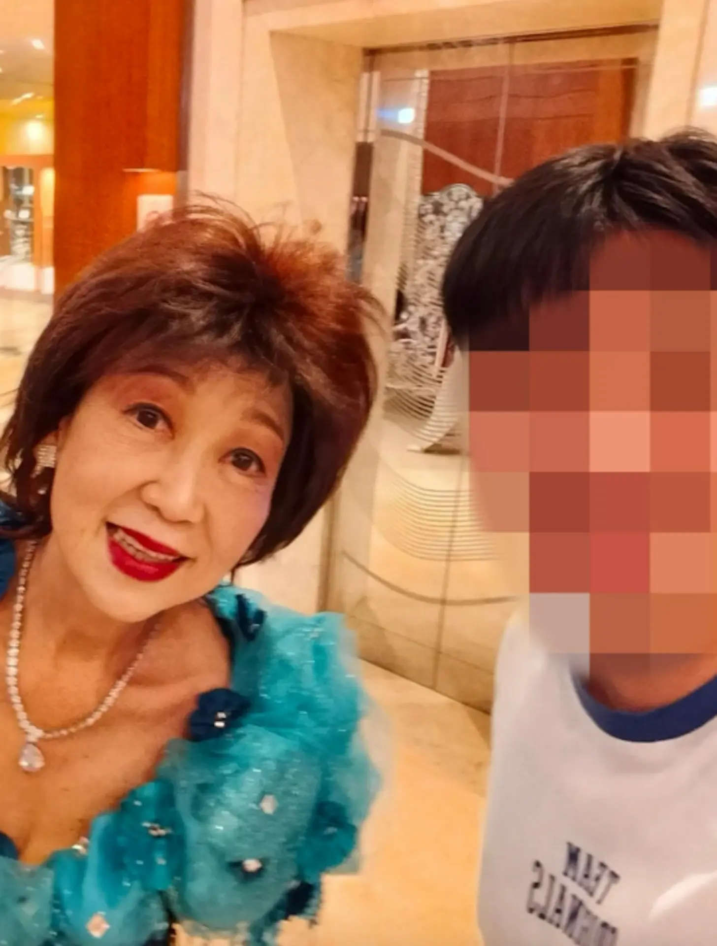 有網民於後台捕獲朱咪咪，將合照上載社交平台，相片流出後，她明顯消瘦的模樣隨即引發網民熱議，不少粉絲見她雙頰凹陷、鎖骨突出，更出現被網民形容為「樹根頸」的狀態。(圖：toonzher@小紅書)