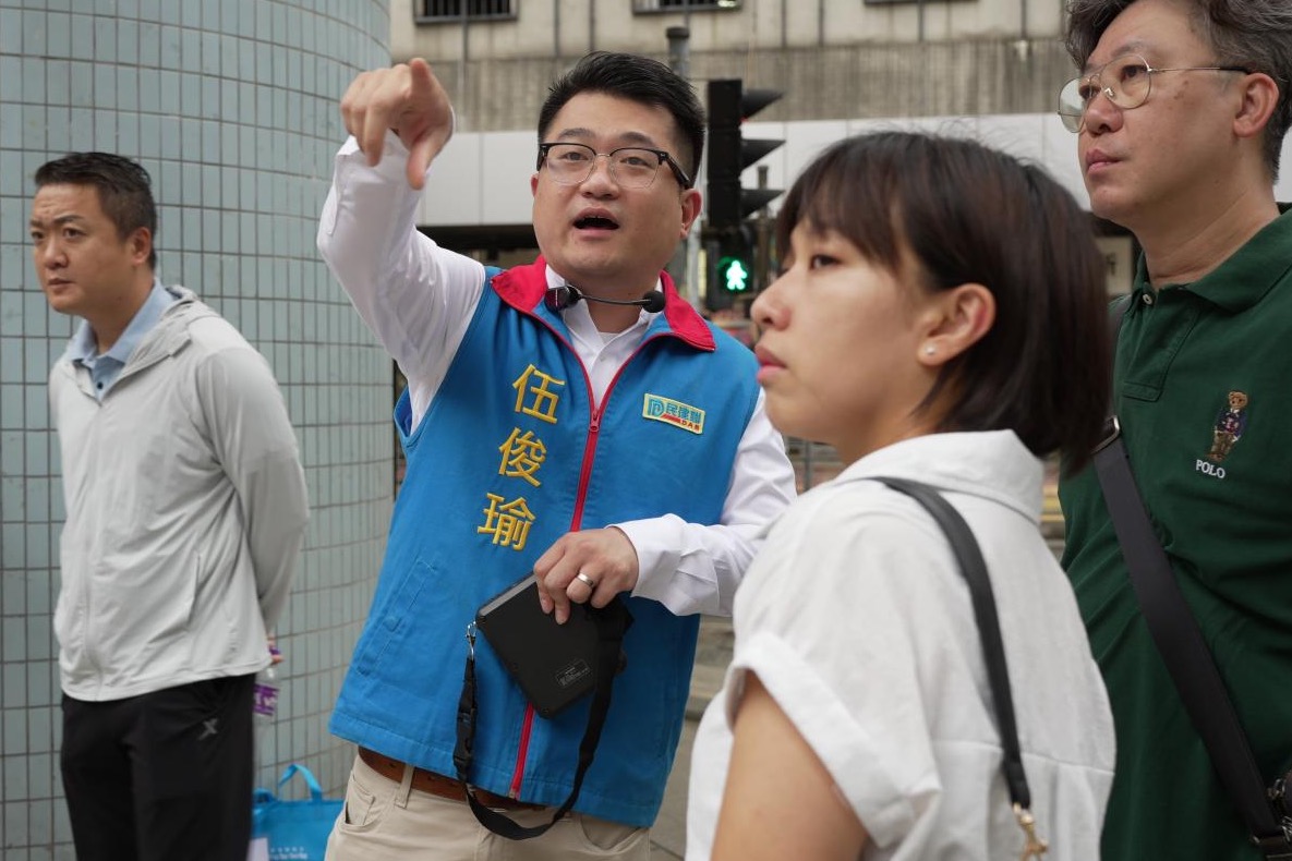 區議員伍俊瑜向海關人員講解現場長者的排隊情況