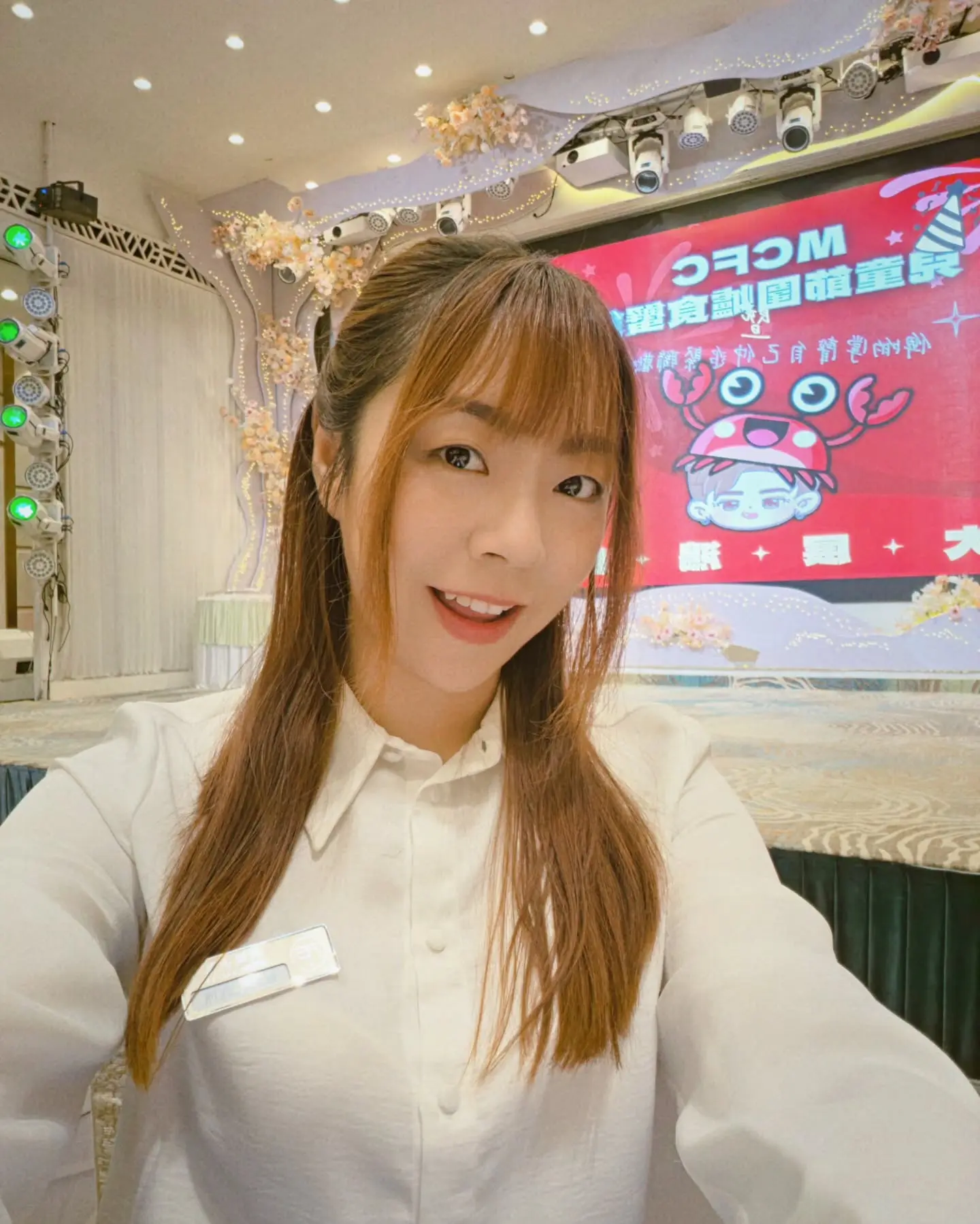 施可瑩為香港資深媒體工作者，曾任ViuTV節目《創新Teen》主持，精通廣東話、普通話、英文、韓語四種語言。憑藉從容專業的談吐與穩重的舞台風格，她成為圈內極受歡迎的活動司儀，更是眾多日本、韓國、泰國藝人來港開展活動的首選人選。(圖：lillianxlillian@IG)