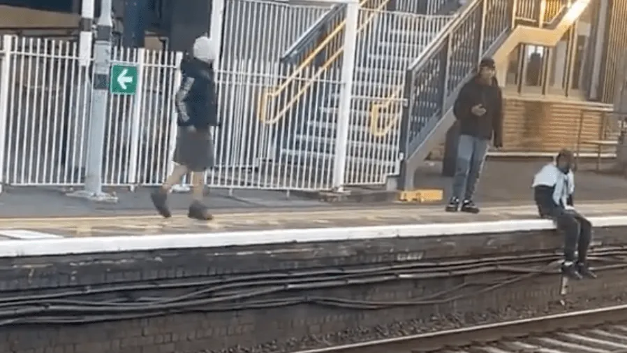 英國治安事件｜伊爾福德車站盜竊案｜青年扮好心撿手機反行劫 監控錄全程引公憤的封面圖片