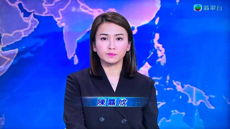 宏福苑五級大火｜TVB陳嘉欣強忍情緒報道 網民封「現實版Man姐」全黑套裝悼念逝者的封面圖片