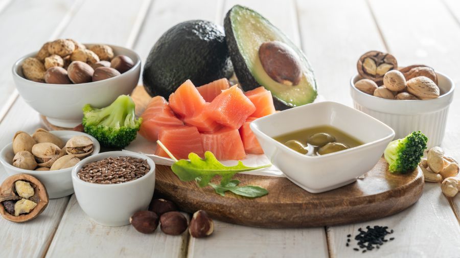 多吃橄欖油、深海魚、堅果，提高 HDL（好膽固醇）