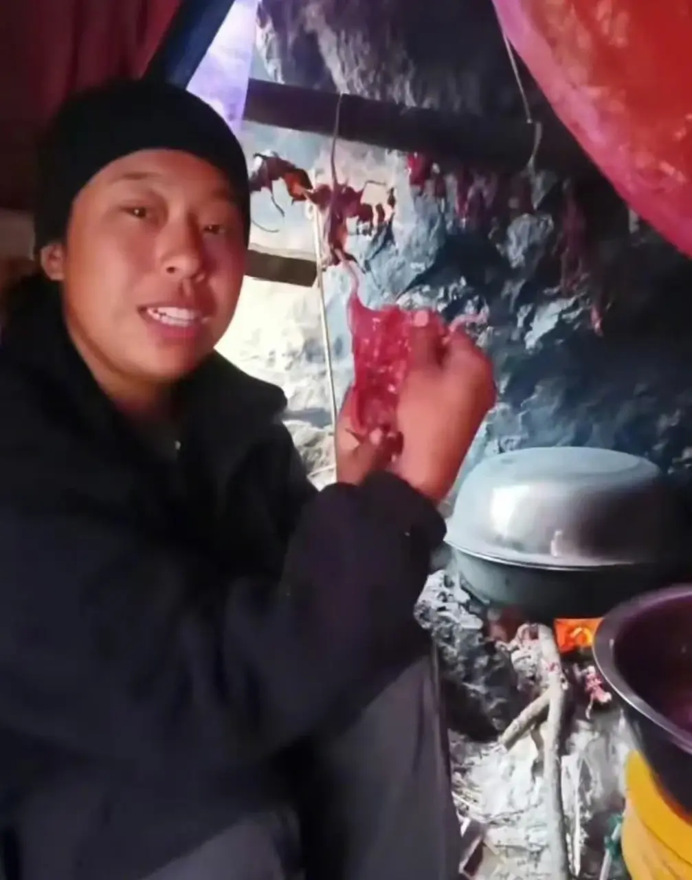 趙鐵柱笑著分享，這是她第一次吃老鼠，沒想到味道意外不錯。35天裡，她大概吃了50隻老鼠，退賽時還剩著些老鼠乾沒吃完。（來源：小紅書）