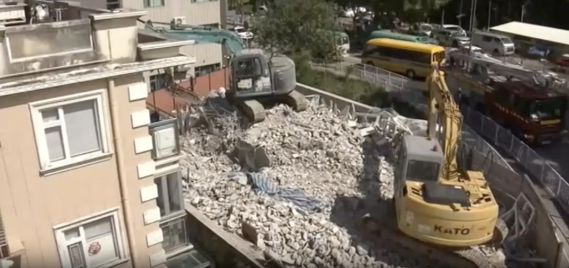 事發於當日上午 10 時 56 分，山貝村近公廁位置一棟清拆中的村屋傳出意外。據現場工人報案指，一幅闊 2 至 3 米、高 1 米的磚牆突然塌下，正進行拆卸工作的林姓女工被磚塊壓中腿部，即時被困瓦礫之下。(圖：視頻截圖)