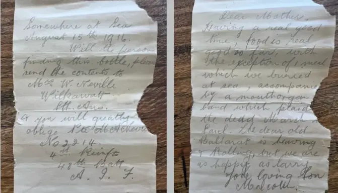 打開瓶子，兩封寫於 1916 年的信件靜靜躺在其中。儘管歷經百年海水浸泡，紙張早已潮濕，但信件內容仍清晰可辨。（來源：網絡）