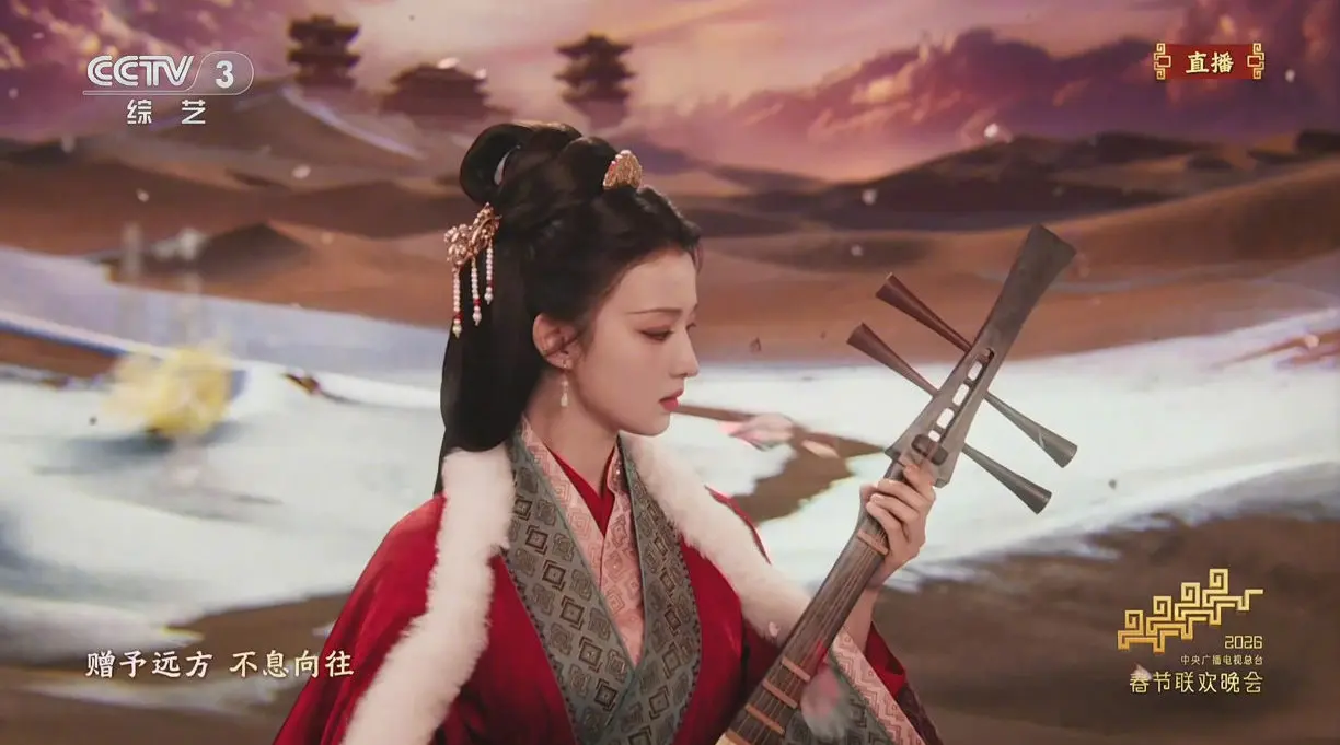 王楚然的造型備受矚目，身著紅色戰國袍漢服，懷抱樂器立於飄雪特效之中，冷白皮膚與紅衣形成強烈視覺衝擊。在央視 4K 無濾鏡的鏡頭下，其優越的肩頸線條與端莊氣質，被網友盛讚為「國泰民安臉」的典範。(圖：視頻截圖)