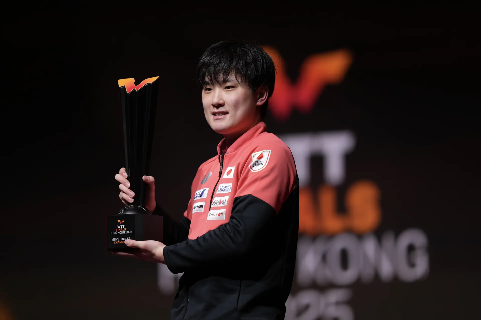 拿下第五局的張本智和士氣大振，第六局延續強勢，完全掌控比賽節奏，最終以11比2大勝，以總局數4比2擊敗摩加特，時隔四次闖入WTT年終總決賽決賽後，首度捧起冠軍獎杯。(圖：新華社)