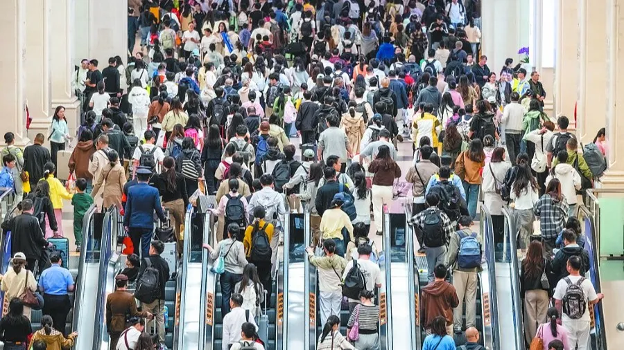 十一黃金周21.3億人次出遊！縣域小城遊爆紅 首日1780萬輛電動車上高速的封面圖片