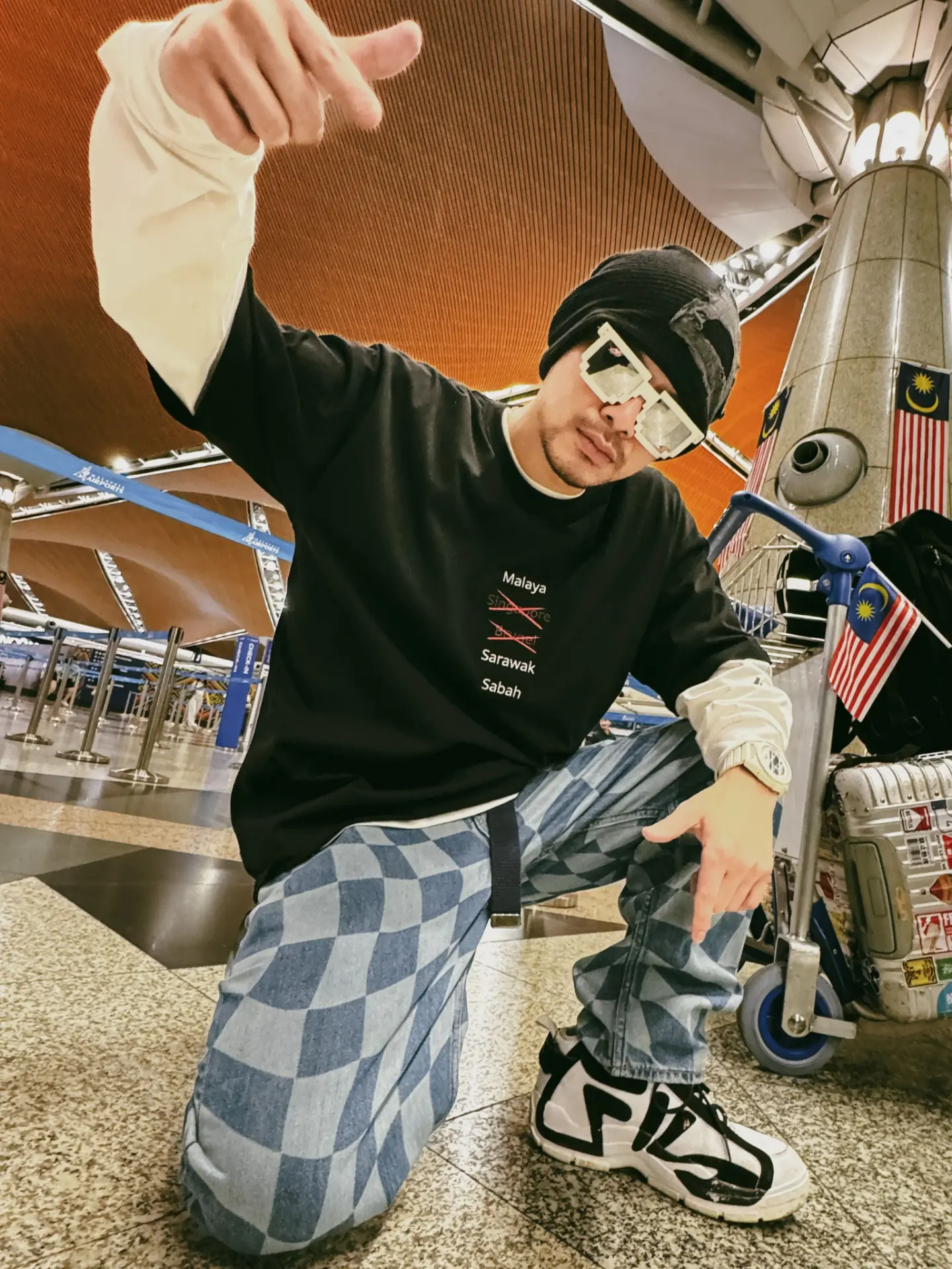 黃明志於11月2日在臉書發文回應，強調「我沒有吸毒，也沒有攜帶毒品！頂多最近喝酒比較多」，並表示相信的人會相信，不相信的就等警方報告。他也對謝侑芯的離世表達深切遺憾，提到之前未回應是因調查進行中，不能透露細節。(圖：Namewee 黃明志@FB)