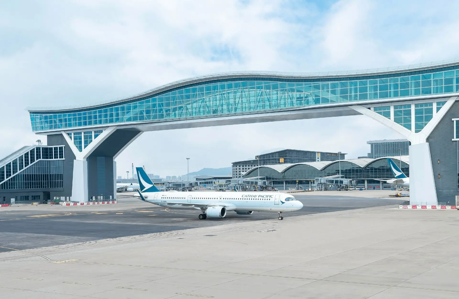 對一間以香港為家的航空公司來說，真正負責任的態度，往往不是逞一時之勇維持「看上去很厲害」的班次表，而是在壓力之下仍然守住安全、維持核心連接，並為將來局勢好轉時保留反彈空間。(圖：國泰航空)
