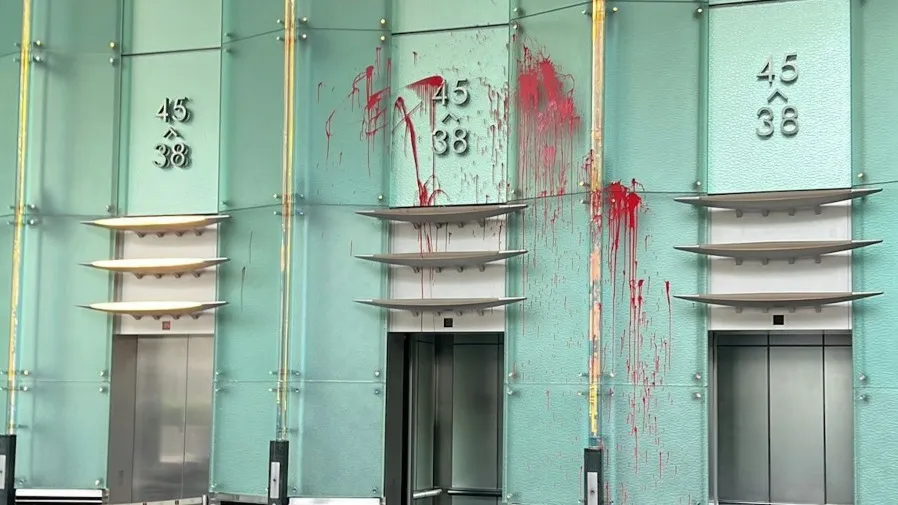 長江集團中心電梯大堂淋紅油｜保安頸紅腫送院　30餘歲男子疑精神有異涉刑事毀壞的封面圖片