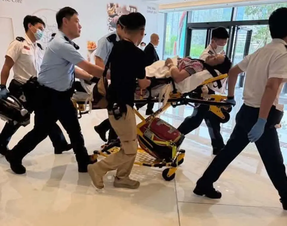 當時女子情緒不穩，與警員、社工對峙並高聲指罵。警員全程開啟隨身攝錄機記錄過程，社工當場向女子宣讀醫生相關信件，其後由救護人員協助，將女子送往沙田威爾斯親王醫院接受治療。(圖：網絡截圖)