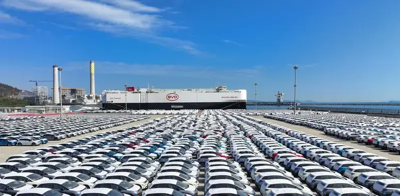 中國新能源汽車出口。圖為比亞迪「開拓者1號」滾裝船，在深圳港搭載5000多台新能源車準備駛往歐洲。( 新華社資料照片 )