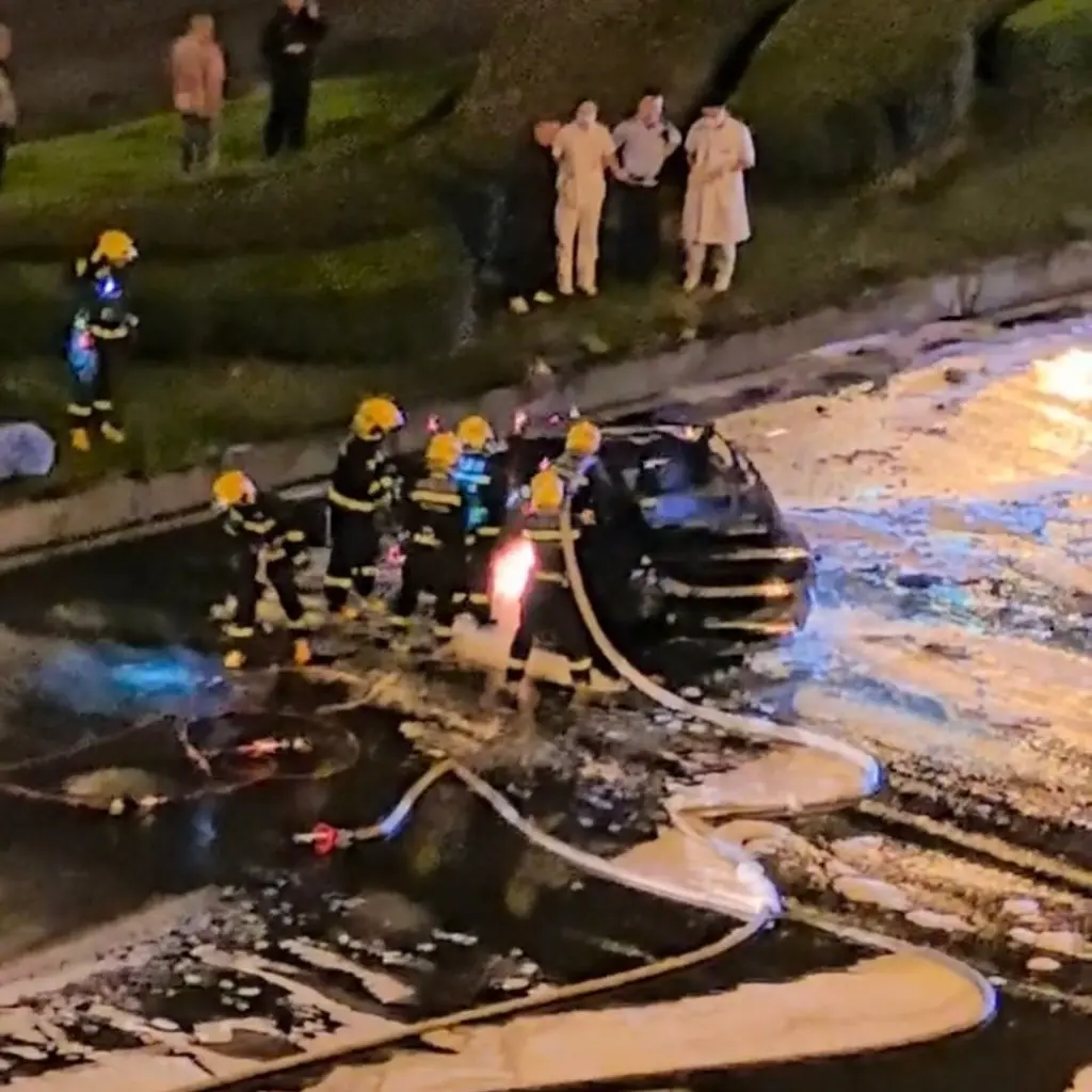 凌晨 3 時 30 分許，多輛消防車趕抵現場撲救。一名隨消防車到場的目擊者透露，火勢一度受控後又再度升溫，最終撲滅後，救援人員需用電鋸切開車門。(圖：整車異響咣當咣當@微博)