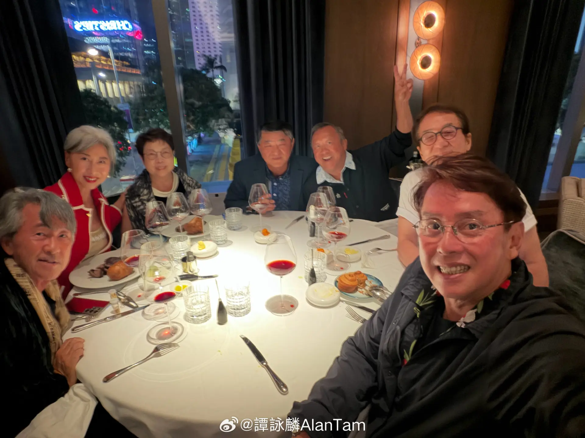 譚詠麟在帖文分享這段充滿緣分的經歷，他指黃昏時分先偶遇導演劉家榮，亦是當年《少爺威威》的幕後功臣，原本已經是難得重逢，想不到晚飯時候，再有驚喜遇上林子祥與葉蒨文。(圖：譚詠麟AlanTam@微博)