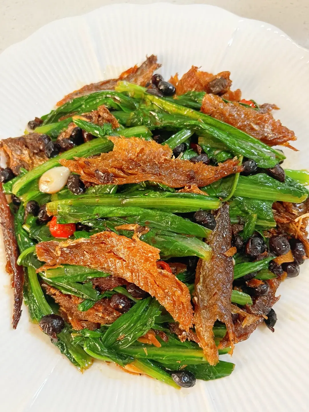 油麥菜搭配豆豉鯪魚炒，味道更絕。（示意圖來源：小紅書網友）