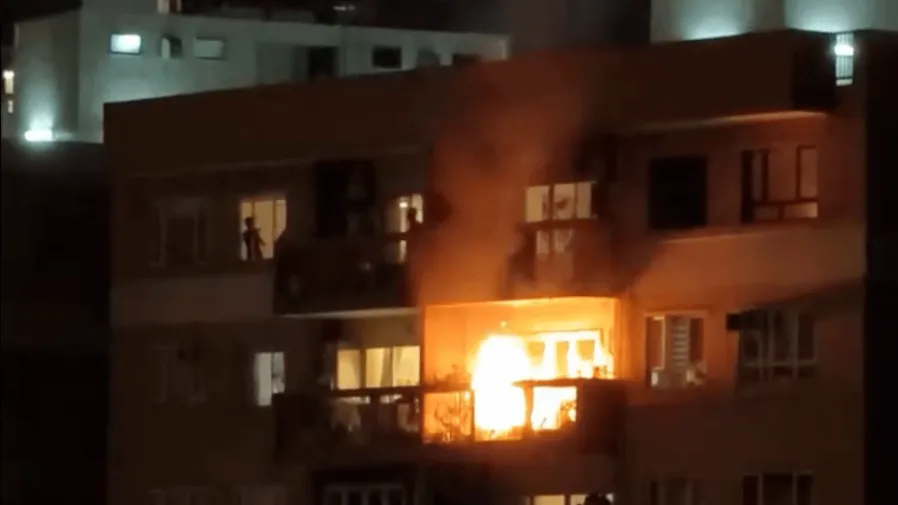 港島半山聯邦花園高層單位露台燒烤起火 疑燒着罐裝氣體的封面圖片