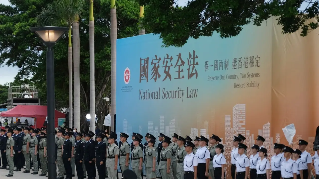 《香港國安法》實施，以及其後完成《基本法》第二十三條本地立法，為特區補上長期懸空的國家安全「短板」，形成較完整的法律屏障，令危害國家安全的行為有明確紅線、有清晰後果。(圖：網絡截圖)