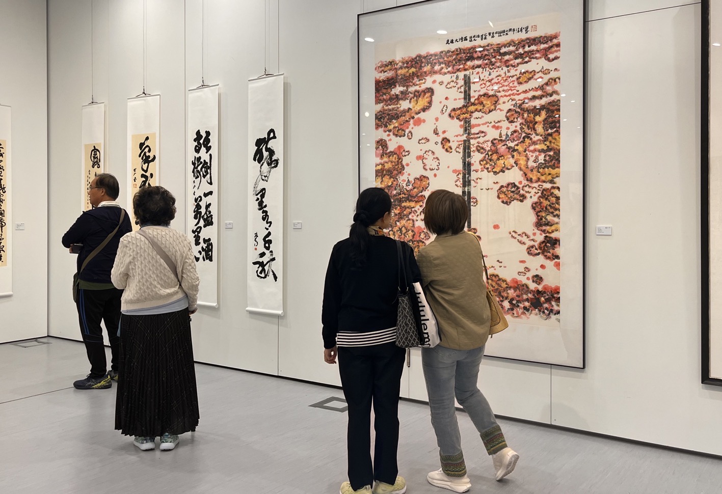  銀髮族參觀藝術展覽(新華社)