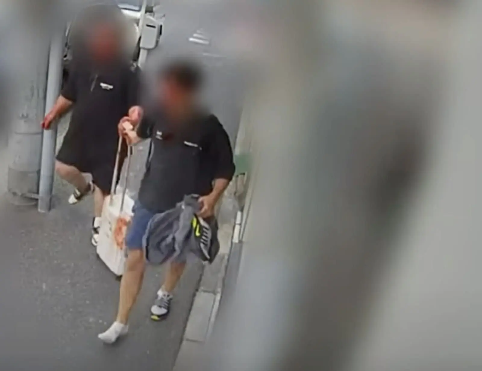 短短幾分鐘的暴力襲擊後，5人迅速駕駛租來的汽車逃離現場，只留下受傷的受害者與帶血的現場。(圖：網絡截圖)