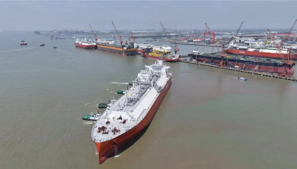2026年4月26日，中國自主設計建造的首艘18萬立方米LNG運輸船「喬治敦」號駛離江蘇南通招商重工碼頭。（新華社）