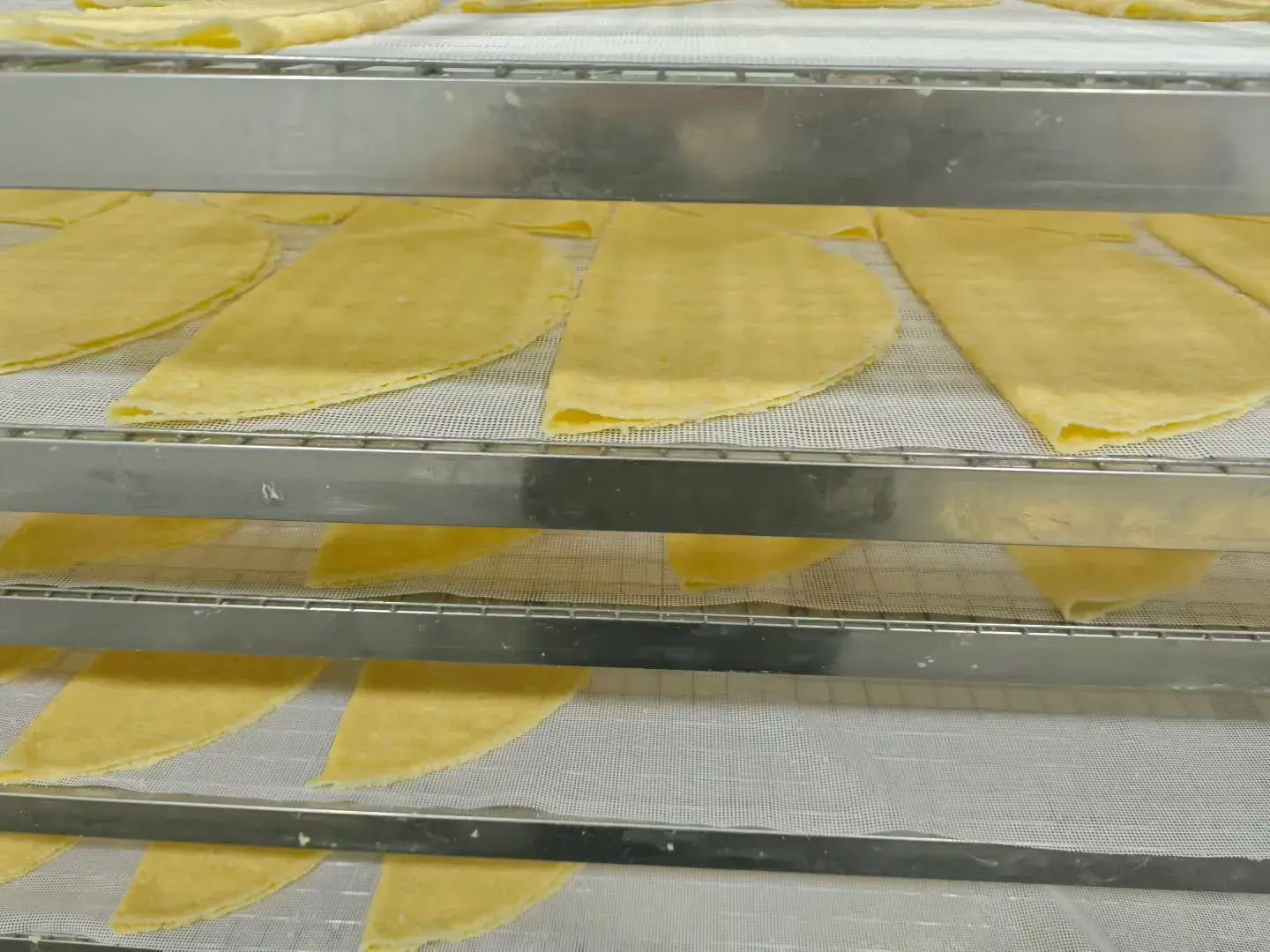 奶皮子則是內蒙古傳統奶食的精華，有「百食之長」的美譽，是把鮮牛奶反覆熬煮、冷卻後結出的薄層。（來源：小紅書）