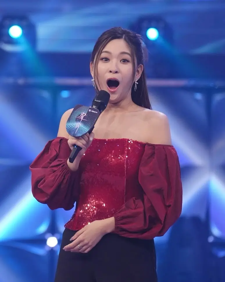 網民賽後對其表現評價兩極，不少人批評她「聲線嘈吵」「控場能力不足」「未做足功課」，更建議她「回去主持《東張西望》」。但亦有聲音認為她經驗尚淺，應給予進步空間。(圖：taktakrachel@IG)