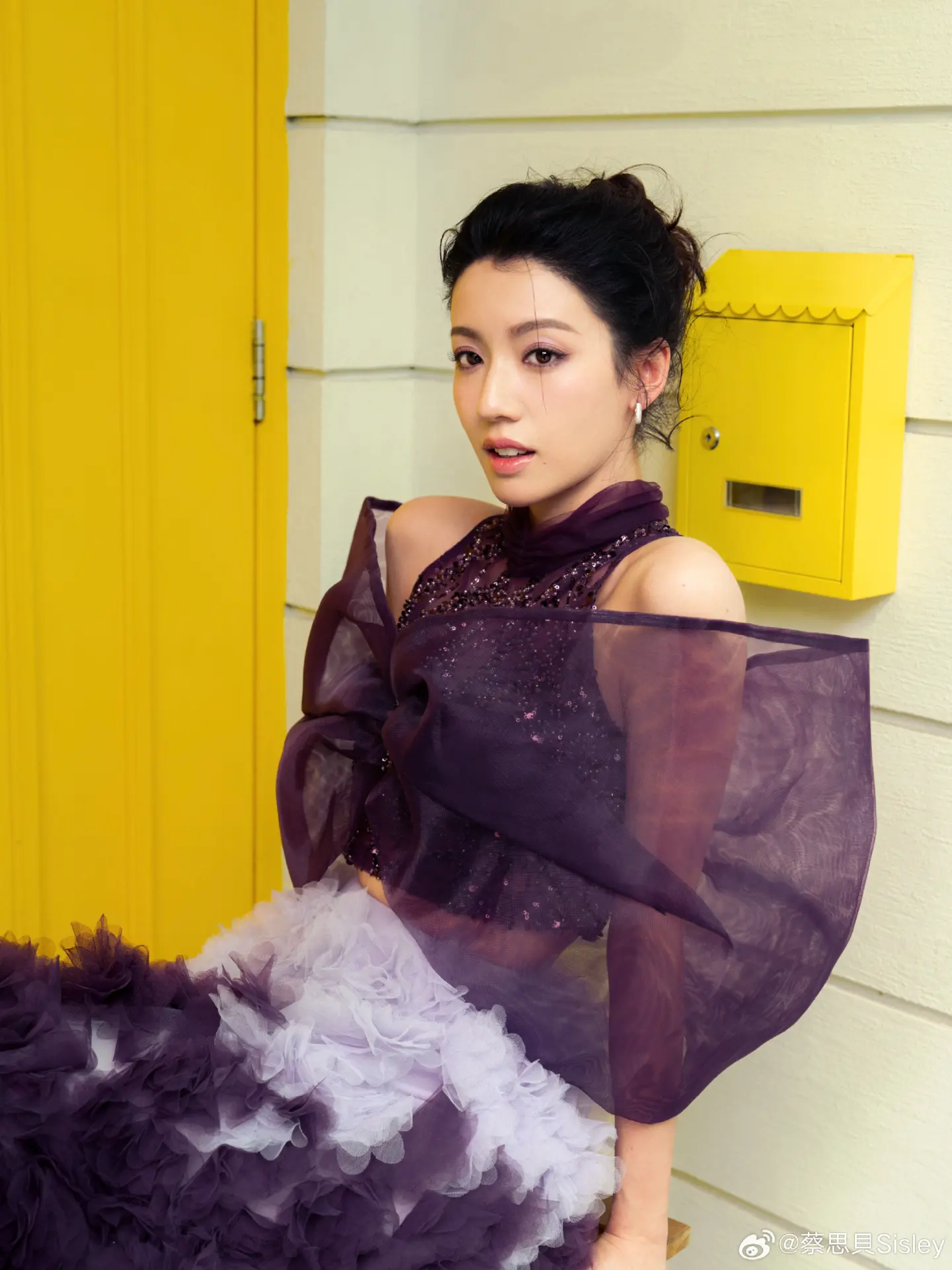 雖事業遇挫，蔡思貝心情未受影響。她在社交網大晒紫色 Lace 蝴蝶仙子 Look 靚相，更上載剪頭髮短片留言「期待下一個令我剪短頭髮的角色」，暗示有新工作安排。​(圖：蔡思貝Sisley@微博)