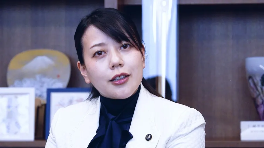 請產假就是浪費稅金？日本最年輕女市長16周休假引發全國爭議的封面圖片