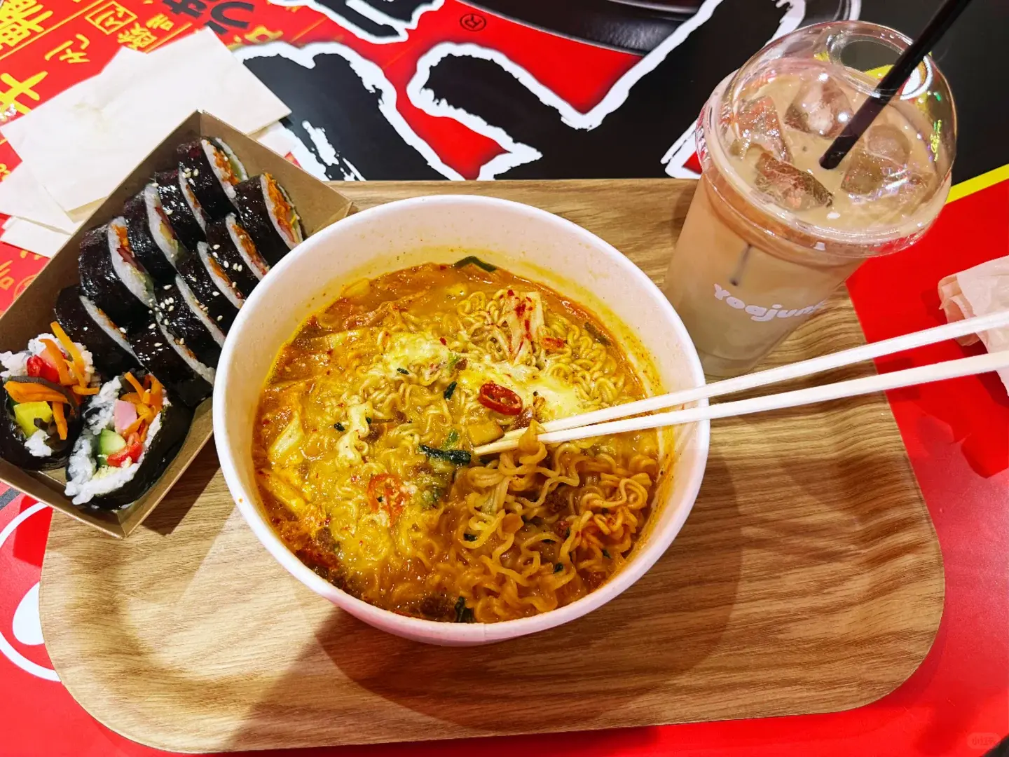 日本身為即食麵發源地，沒想到韓式辣味泡麵進駐東京原宿快閃店後爆紅，月吸萬人朝聖，更在各國掀起風潮，搭配政府補貼讓K-Food辣味版圖持續擴張。（示意圖來源：小紅書網友）