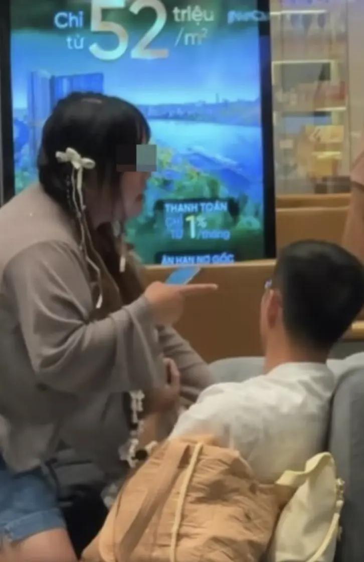 港男聲稱女方「出軌」，港女則反指男方「叫雞」，並多次大喊「佢打我 40 拳呀！醫院有紀錄！」，稱自己在 10 月 1 日遭男方毆打。​(圖：視頻翻攝)