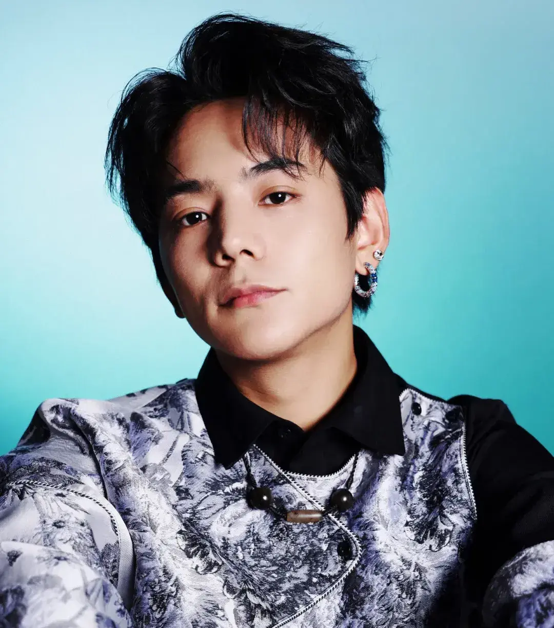 文末，丁真以童年意象描繪理想人生：「騎在馬背上看雲 —— 自在、快樂、不斷前進」。這份對自由的堅持，成為他平衡商業與初心的锚點。(圖：理塘丁真@微博)