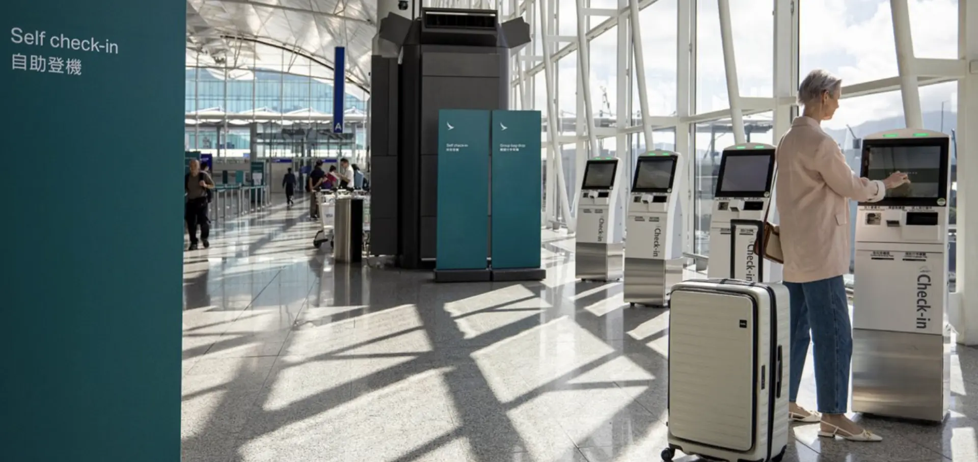 在機管局擴建T2、優化旅客體驗的同時，國泰亦同步引入智慧機場科技——例如自助行李托運及生物辨識登機——與機管局的系統無縫對接。(圖：國泰航空)