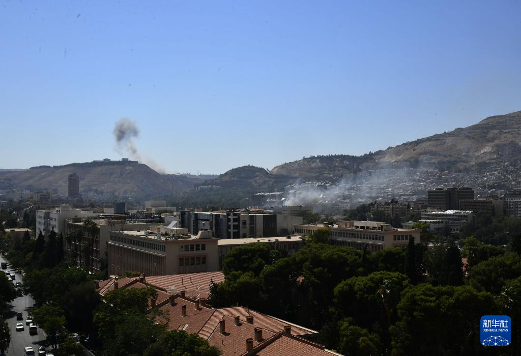7月16日在敘利亞大馬士革拍攝的以軍襲擊後升起的煙霧。新華社發（阿馬爾·薩法爾賈拉尼攝）