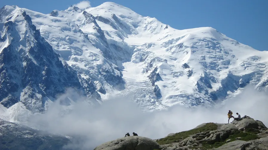 極端高溫掏空阿爾卑斯山？白朗峰今年450起大型巖崩，千年永凍土全面瓦解的封面圖片