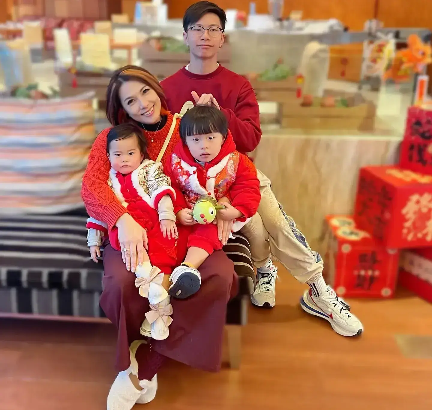 歷經風雨終見彩虹，可嵐在 2022 年迎來第二段幸福婚姻，先後誕下兩名子女，如今已是三子之母。縱然曾歷兩次流產，她亦坦然面對，表示「呢啲係自然嘅篩選」。(圖：laucolleen@IG)