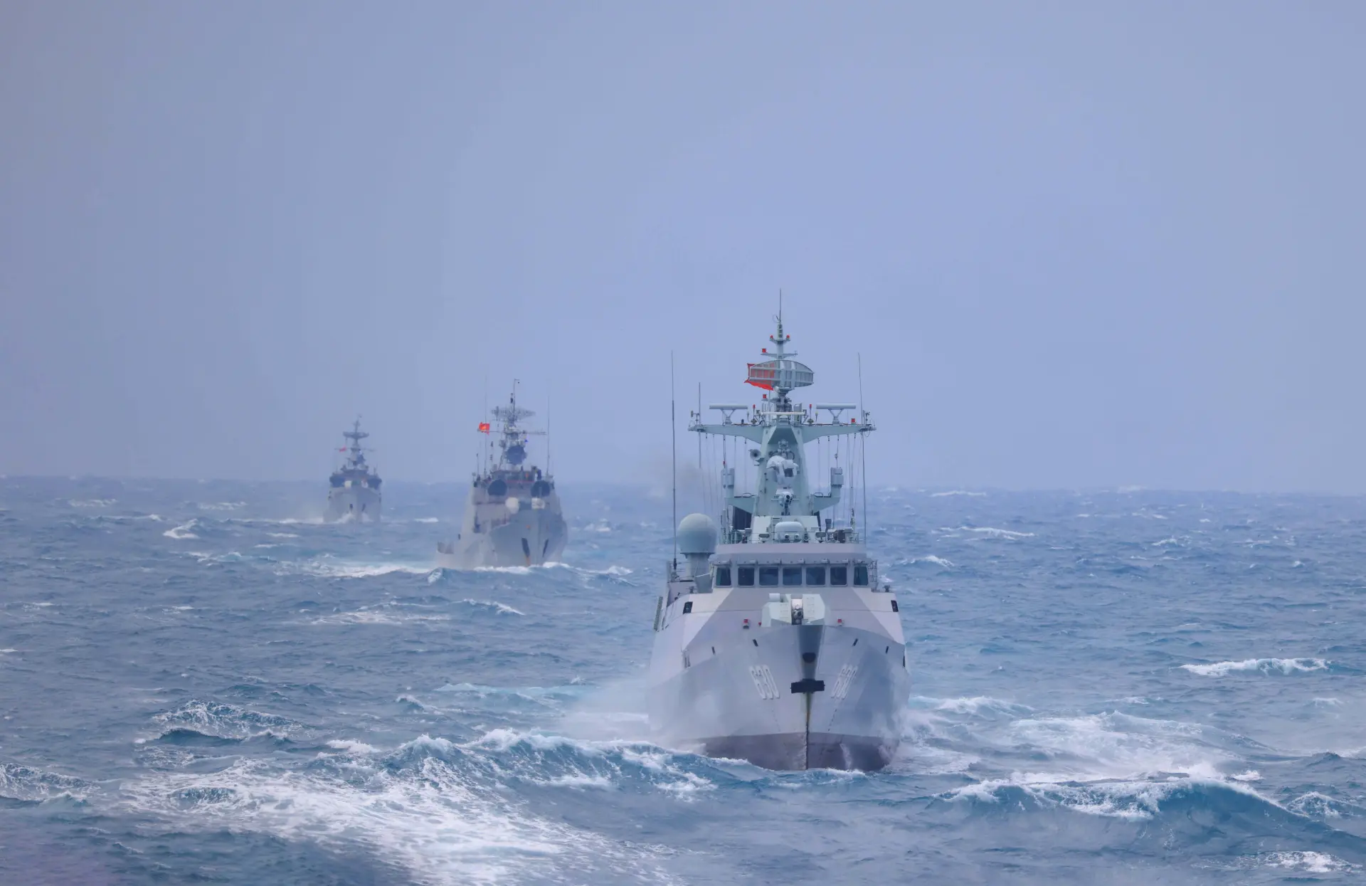 解放軍正在測試一種全新的「非對稱登陸」。其戰略邏輯是以正規航母編隊與海警船在第一線吸引雷達監視，形成強大的戰略壓境態勢。(圖：新華社)