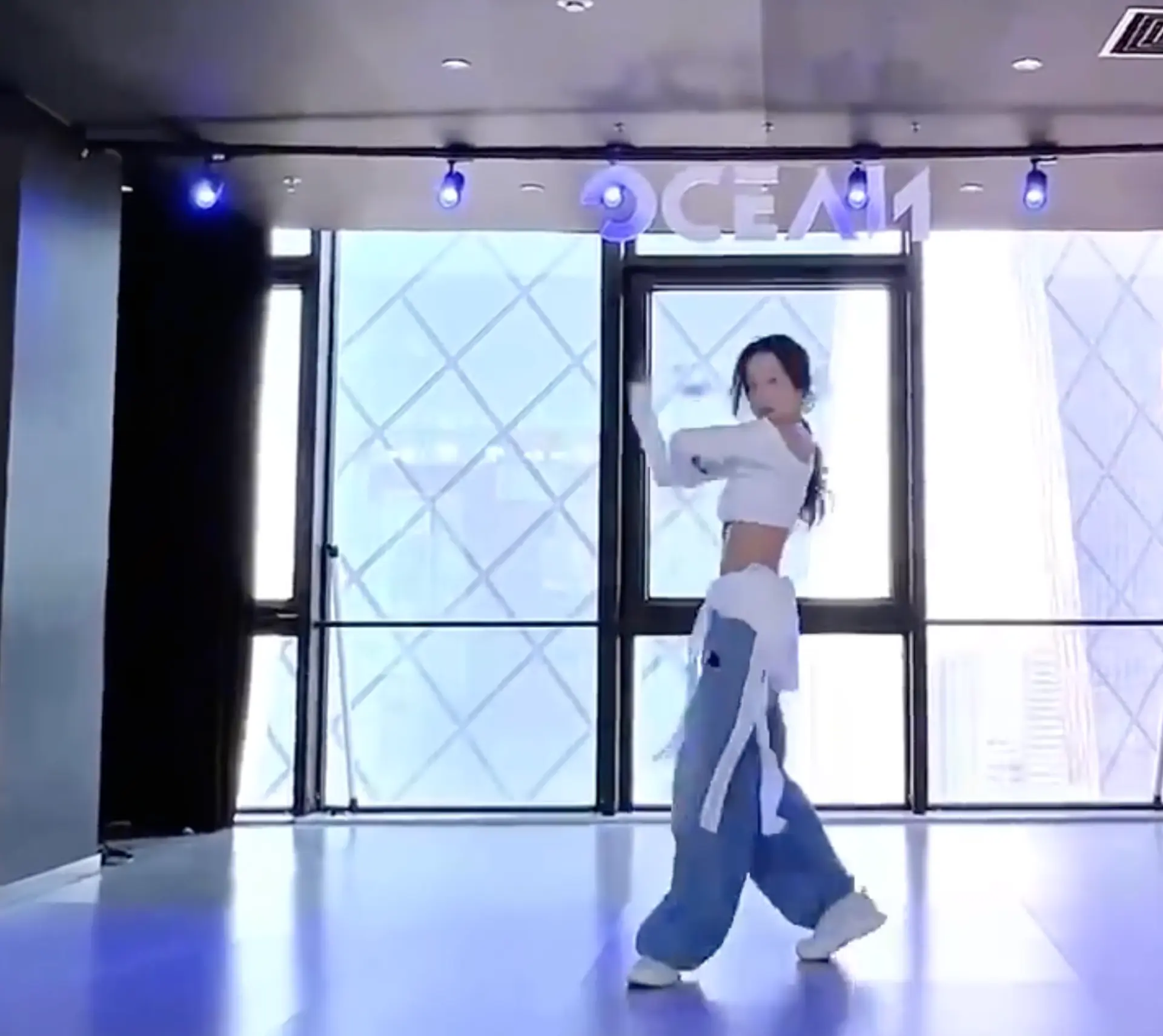 夏露以精致妝造搭配休閑運動裝，演繹女团 MEOVV 的歌曲《Body》。扭胯、節奏控制等細節處理得當，動作兼具力量與美感，被多家媒體評價為「不輸專業舞者」。(圖： 視頻翻攝)