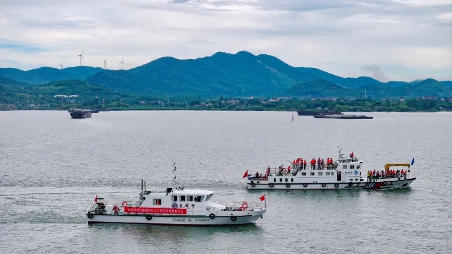 6月28日,全球首艘純氨燃料內燃機動力示範船舶「氨暉號」,在合肥市巢湖水域首航取得成功。(央視)
