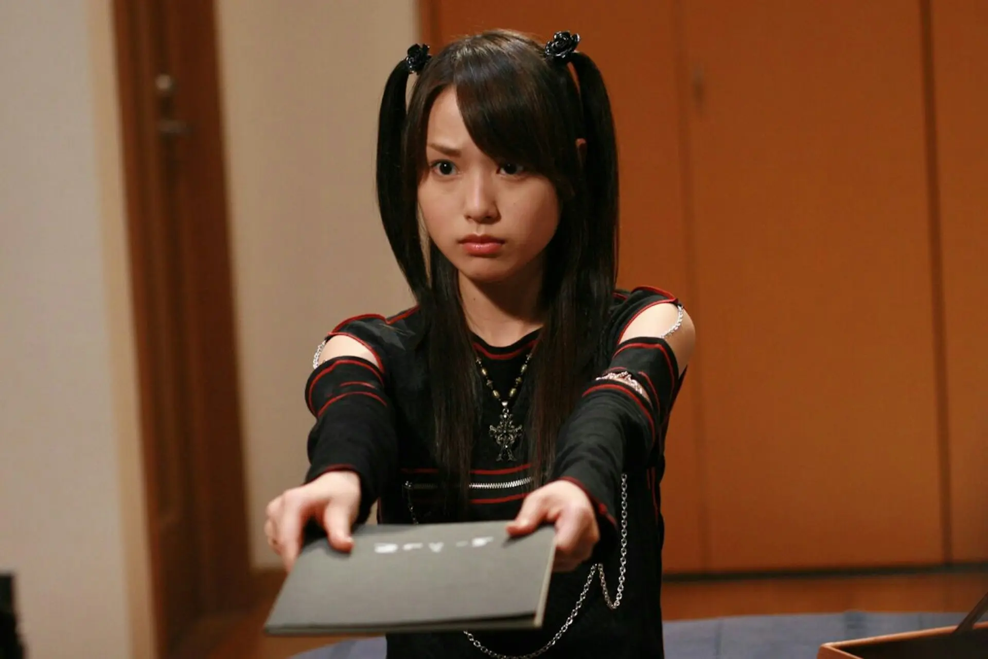 日本女星戶田惠梨香2006年以17歲之齡參演《死亡筆記》真人版電影，飾演彌海砂一角爆紅。當時她以雙馬尾超萌造型神還原漫畫角色，憑著可愛外表與親切笑容，成為無數觀眾心中的清純女神，風靡亞洲各地。(圖：《死亡筆記》劇照)