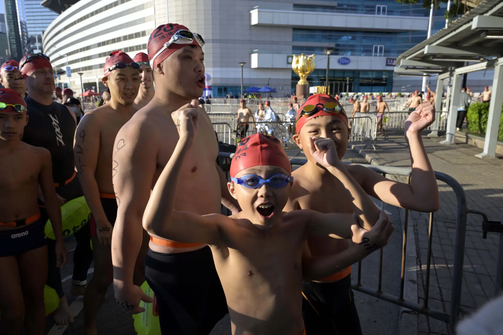 競賽組的冠軍選手也分享了比賽心得。男子組冠軍冼展霆以 17 分 48 秒 60 的成績奪魁，他坦言比賽中定位決策出現小失誤，僅在前 300 米用了全速，其餘路程只能保持中速，避免游錯方向。(圖：新華社)