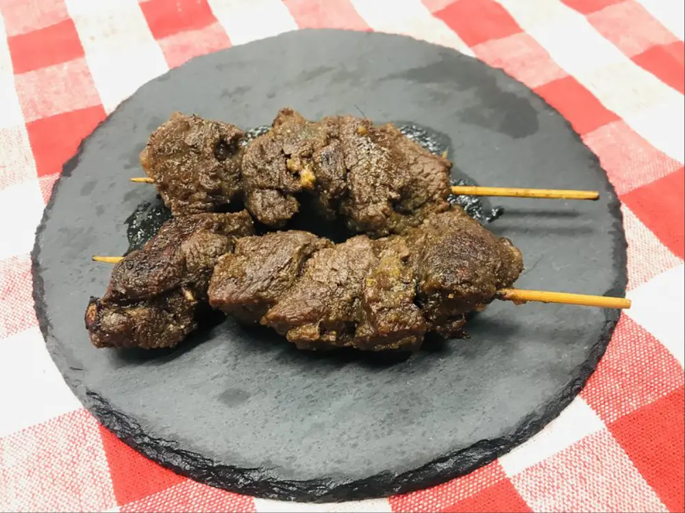 日本青森縣西目屋村因熊害頻傳，將捕獲熊隻製成「烤熊肉串」等野獸料理，在SNS引發瘋狂（來源：ブナの里白神公社）