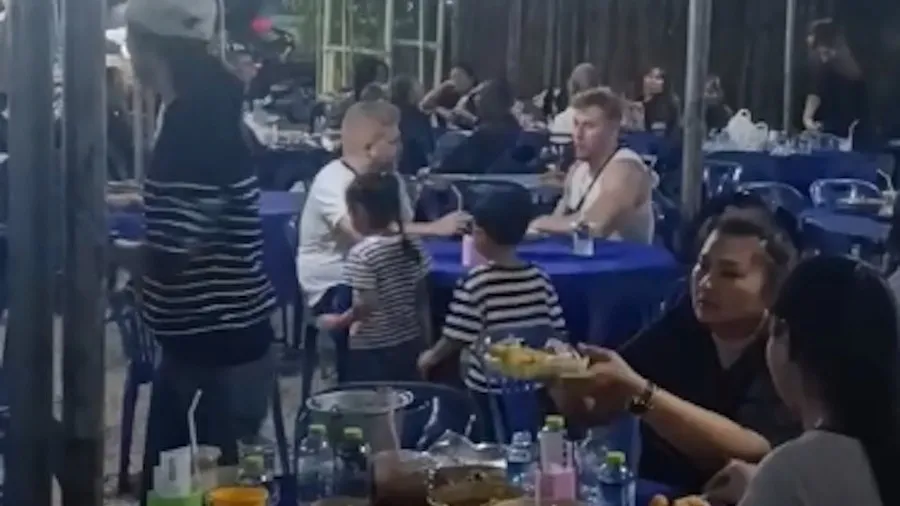 外國遊客闖泰國喪禮點餐，為何不被責怪還能吃到咖哩？的封面圖片